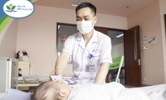 Bé gái 3 tháng tuổi bỏng nặng do người nhà nhỏ nhầm axit vào miệng