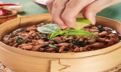 Đổi thực đơn cho gia đình bằng món thịt băm xào lá quế kiểu Thái siêu ngon và lạ miệng
