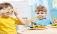 6 bí quyết vàng giúp chăm sóc mắt khi trẻ dùng máy tính quá lâu