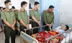Chủ tịch UBND tỉnh Vĩnh Long tặng bằng khen cho Đại uý Công an bị đứt lìa 2 chân khi bắt 
