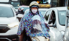 Hà Nội: Người dân co ro trong trận rét đậm, mặc nhiều áo vẫn xuýt xoa vì lạnh