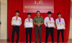 Long An: Khen thưởng 4 học sinh phát hiện quả đạn pháo gần 20 kg khi đi bắt cá