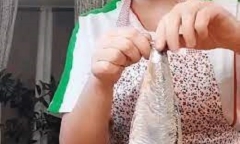 Bà nội trợ chỉ cách lọc xương cá có 1-0-2 hút ngay 50 triệu lượt xem, dân mạng 