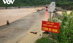 Một người đàn ông bị nước lũ cuốn trôi khi đi đánh cá