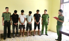 Chèo thuyền đi trộm tủ lạnh, điều hòa của người dân chạy lũ, 4 anh em bị bắt