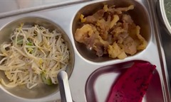 Tình tiết mới vụ suất ăn bị phụ huynh phản ánh “toàn tóp mỡ” 