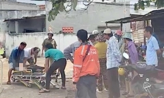 Tá hỏa phát hiện cô gái trẻ ngã quỵ trong nhà vệ sinh bến xe với nhiều vết đâm