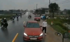 Công an vào cuộc vụ xe Mercedes dừng giữa đường ngược chiều, cản trở giao thông