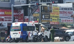 Xe máy chở hàng va chạm xe cứu thương, nam thanh niên 19 tuổi tử vong