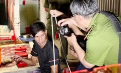 Bé 8 tuổi bị người tình của mẹ bạo hành, ném xuống sàn nhà ở An Giang đã tử vong