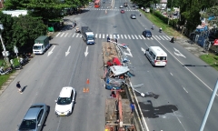 Hiện trường vụ xe đầu kéo lao vào dải phân cách trên quốc lộ 51