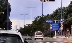 Xác minh clip xe cứu thương va chạm xe máy ngay giao lộ