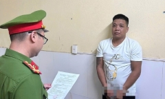 Giấu 2 miếng vàng 