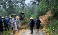 Sạt lở đất đá ở Bắc Kạn, 2 người đi xe máy may mắn thoát chết