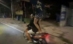 Dang tay đứng trên yên xe đang lưu thông, 2 học sinh bị xử lý