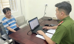 Tạm giữ hình sự tài xế lái ô tô lao vào Thiếu tá công an ở Nghệ An