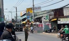 Phát hiện người đàn ông tử vong với tư thế ngồi gục mặt trên đường