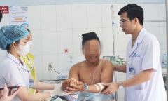 Người đàn ông suýt phải cắt cụt tay vì máy cuốn trong lúc bắt cá