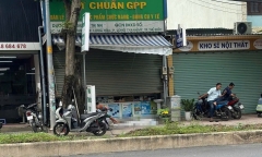 Người phụ nữ bất ngờ gục xuống trước cửa tiệm thuốc, tử vong thương tâm