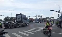 Tin tức giao thông 24h: Hai vụ tai nạn với xe tải đầu kéo khiến 2 người tử vong thương tâm