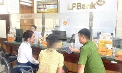 Người phụ nữ suýt bị lừa vì gói hàng trị giá gần 1 tỉ đồng của bạn trai qua mạng