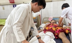 Đang làm việc, nam thanh niên bị mảnh sắt văng vào đùi đứt động mạch