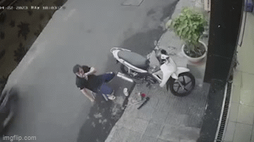 Clip: Cô gái ngã nhào sau khi bị hai tên cướp giật túi xách