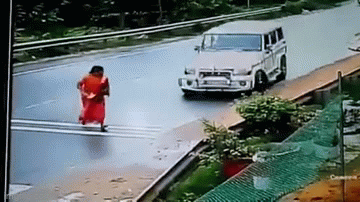 Video: Người phụ nữ bị ô tô tông trúng, văng xa 10 mét khi đang nhặt túi xách