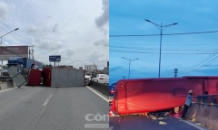 Tin tức tai nạn giao thông mới nhất ngày 30/8: Xe khách chở 30 người lật ngang trên quốc lộ 1A