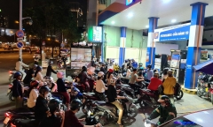 Nửa đêm, người dân TP.HCM vẫn ùn ùn đi đổ xăng