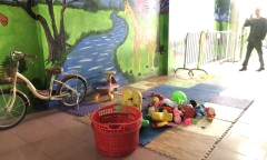 Hiện trường nơi trông giữ bé trai 17 tháng tuổi đã bong tróc, xuống cấp nghiêm trọng