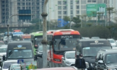 Người dân quay lại thủ đô sớm, cửa ngõ Hà Nội ùn tắc kéo dài
