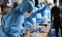 Một học sinh lớp 8 TP.HCM mắc COVID-19, cách ly nhiều giáo viên và học sinh