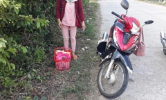 Bé trai sơ sinh nằm khóc trong giỏ nhựa bị bỏ lại ven tỉnh lộ