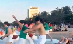 Clip nhóm nữ du khách cởi áo ngực để chơi team building trên bãi biển Cửa Lò