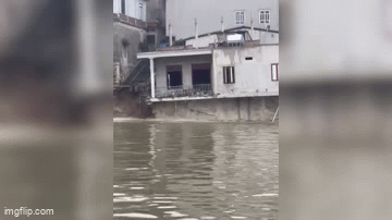 Khoảng khắc căn nhà bị 