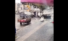 Hai ô tô va chạm kinh hoàng, người đàn ông đi bộ thoát nạn kỳ diệu