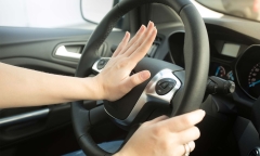 Bấm còi xe vào ban đêm có bị phạt không?