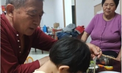 Cặp vợ chồng bất ngờ đón con gái ở tuổi gần 70 
