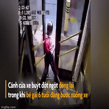 Video: Kẹt chân vào cửa xe buýt, bé gái 6 tuổi bị kéo lê trên đường vài mét