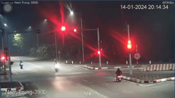 Clip: Kinh hoàng khoảnh khắc xe máy cố tình vượt đèn đỏ,  bị ô tô húc văng cả chục mét