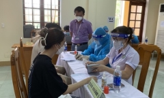 Quảng Bình: Nữ giáo viên tiêm 2 mũi vaccine ngừa COVID-19 chỉ trong 10 phút