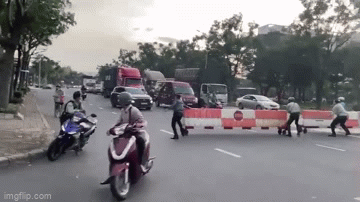 Bảo vệ Phú Mỹ Hưng lập barie, chặn bắt 2 tên cướp giật điện thoại của người đi bộ