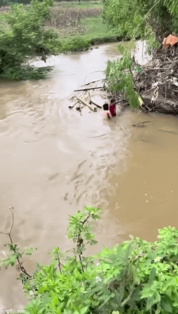 Thanh niên từng cứu đôi vợ chồng mệt rã rời trong mưa rét lại lao xuống dòng nước cứu bé gái