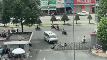 Hãi hùng clip thanh niên cầm dao lao vào bệnh viện cướp xe cấp cứu, lái khắp phố