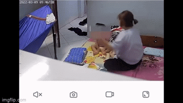 Vụ clip bé gái nghi bị bảo mẫu bắt ăn lại cháo nôn, tát liên tiếp: Người cha nói gì?