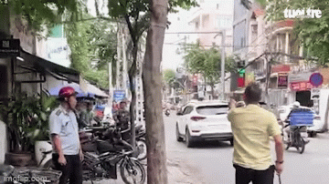 Điều tra vụ chủ tiệm tóc cầm xà beng rượt đuổi, dọa hành hung cán bộ phường ở TP.HCM