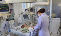  Bé gái bị người tình của mẹ bạo hành ở Đà Lạt đã tự thở, có dấu hiệu hồi phục