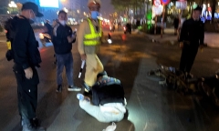 Bỏ chạy khi bị dừng xe kiểm tra, nam thanh niên tông 2 xe máy, làm ngã 1 thai phụ