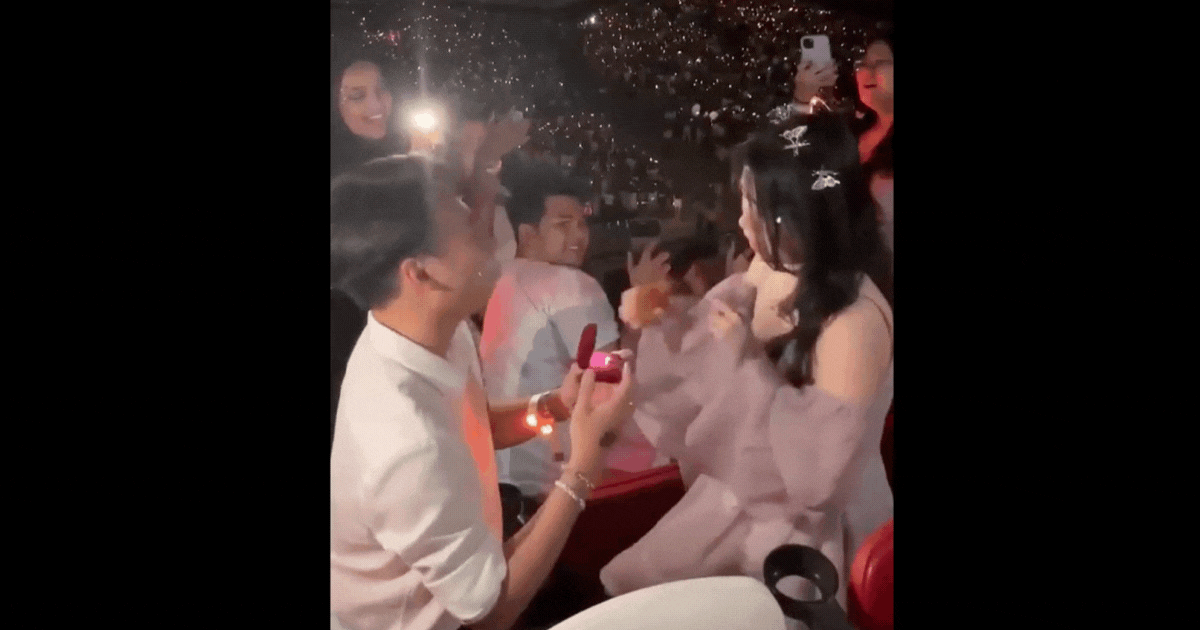 Cặp đôi người Việt Nam cầu hôn ngay tại đêm diễn của 